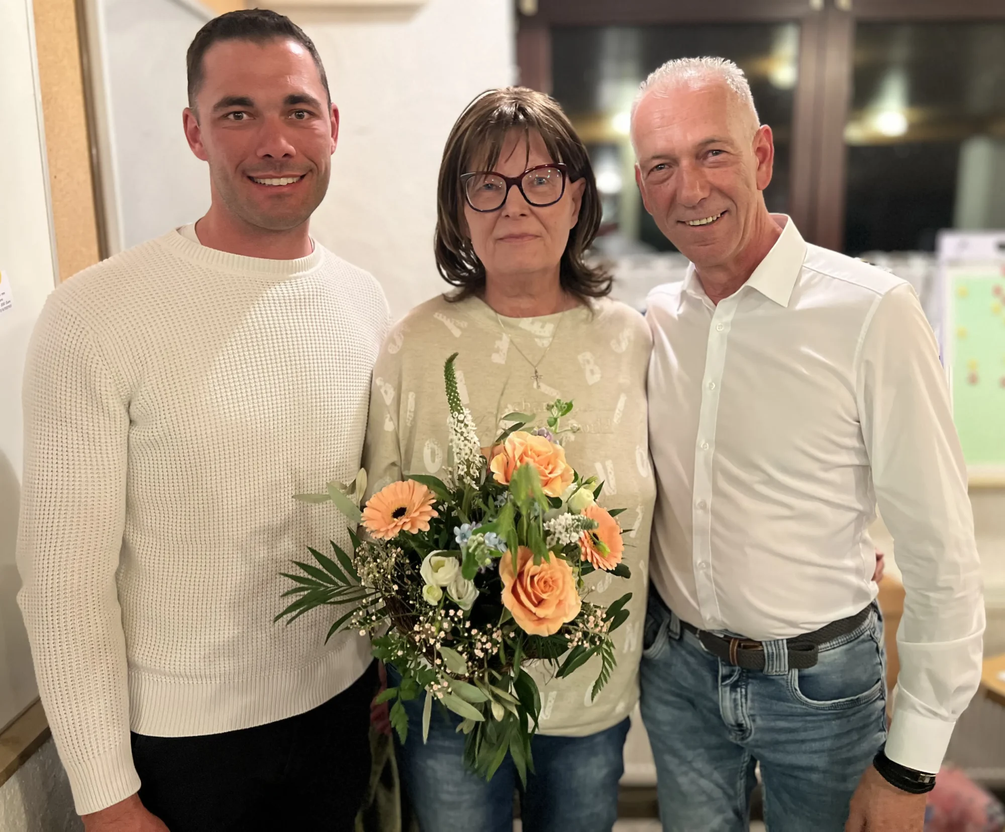 2. Vorsitzender Marc-André Metzger (links) und 1. Vorsitzender Gerhard Gründer (rechts) verabschiedeten das langjährige Vorstandsmitglied Anja Wischke (Mitte).